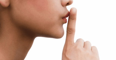 žena znázorňuje ticho, jako možnost komunikace